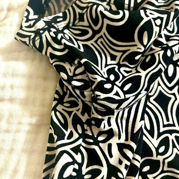 NWT Classy Black & White Rafaella Top - Large. - Picture 9 of 11